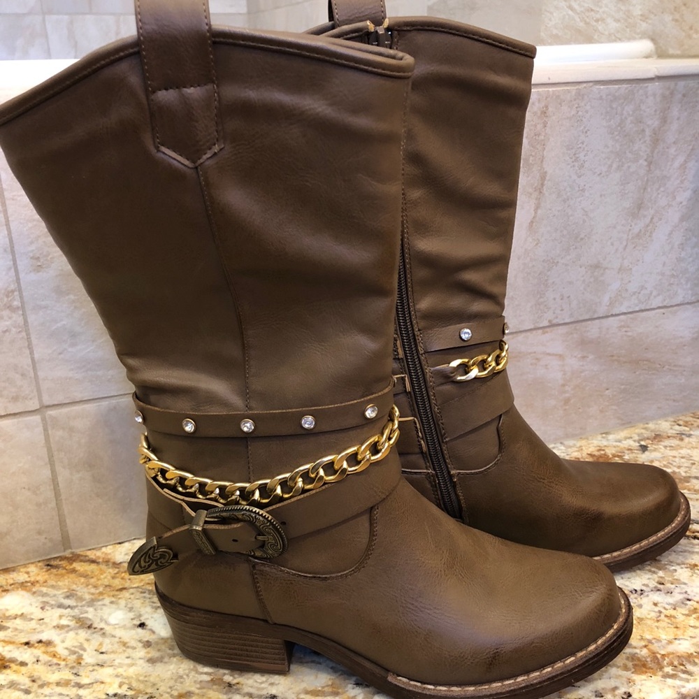 Buckle link brown boots